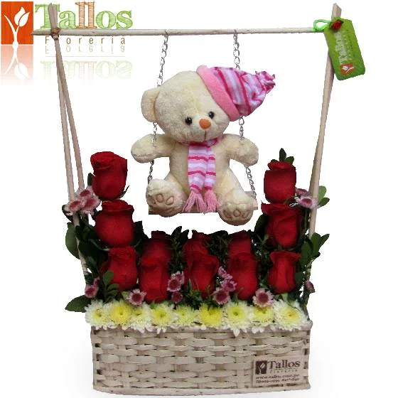 Arreglo floral con rosas rojas y peluche en canasta de mimbre ideal para regalo romántico cumpleaños o aniversario con entrega a domicilio en Lima