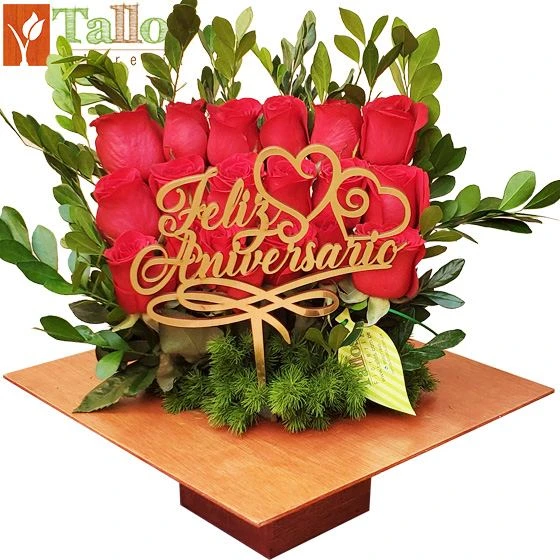 Arreglo floral de rosas rojas en base cuadrada de madera ideal para regalo de aniversario elegante y romántico con delivery en Lima