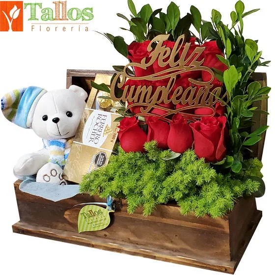 arreglo floral de cumpleaños con rosas chocolates y peluche en baúl de madera con entrega en Lima