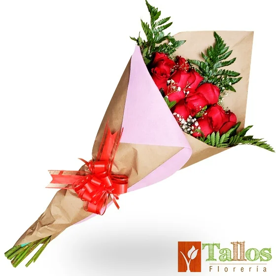 Ramo de rosas rojas envueltas en papel kraft para amor romántico elegante ideal para sorprender con entrega a domicilio en Lima