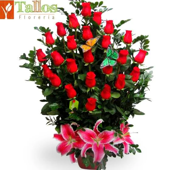 Arreglo floral con rosas rojas y lirios rosados en base de cerámica roja ideal para regalo de amor romántico o aniversario con delivery en Lima