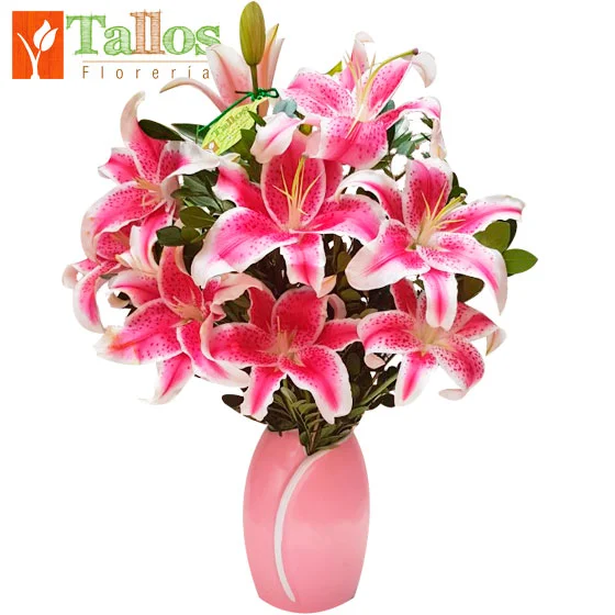 Arreglo floral con lirios rosados en florero de cerámica color rosado ideal para regalo elegante por cumpleaños o cualquier ocasión con delivery en Lima
