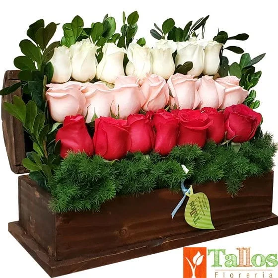 elegante arreglo floral de rosas de colores en baúl de madera con entrega en Lima