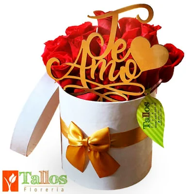 arreglo floral en box blanco con rosas rojas te amo para regalo de amor en Lima