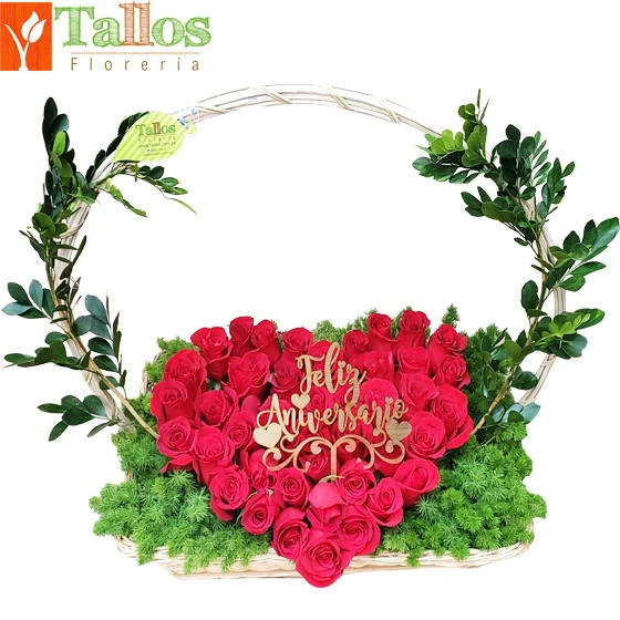 arreglo floral de rosas rojas en forma de corazón en canasta para regalo con entrega en Lima