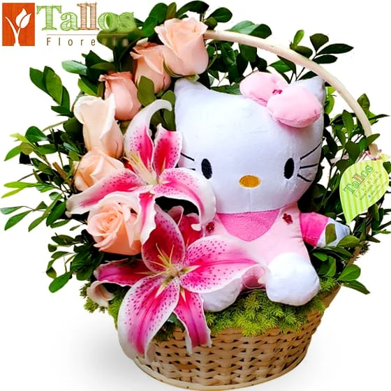 arreglo floral peluche Hello Kitty en canasta con rosas rosadas y lirios para regalo delivery de flores en Lima