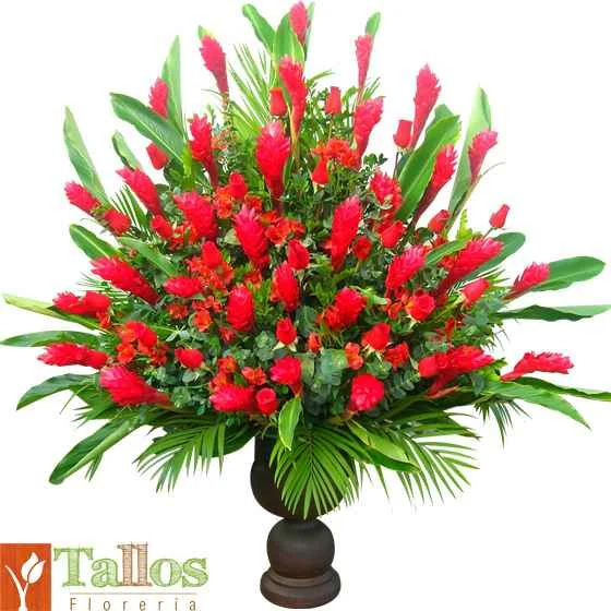 Arreglo floral para eventos con rosas rojas astromelias y gingers en copón de cerámica elegante ideal para decoración con entrega en Lima