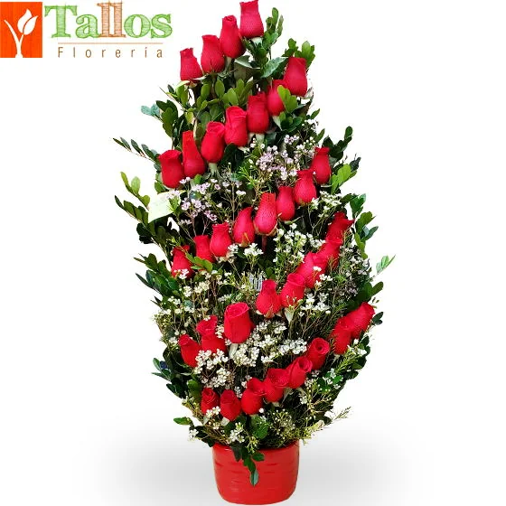 Arreglo floral con rosas rojas y lluvia en base de cerámica roja ideal para regalo de amistad o amor elegante con entrega a domicilio en Lima