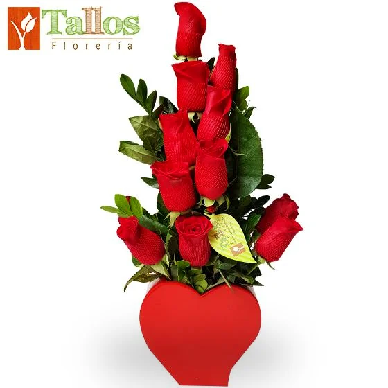 Arreglo floral con rosas rojas en base de cerámica roja en forma de corazón ideal para regalo de amor romántico o aniversario con delivery en Lima