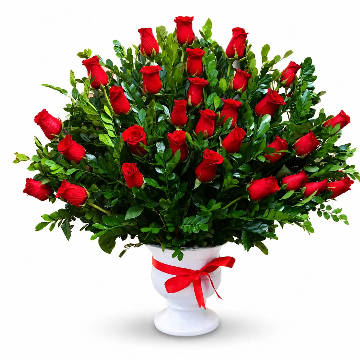 Arreglo floral de rosas rojas en copón de cerámica color blanco elegante ideal para regalo de amor o decoración con entrega a domicilio en Lima