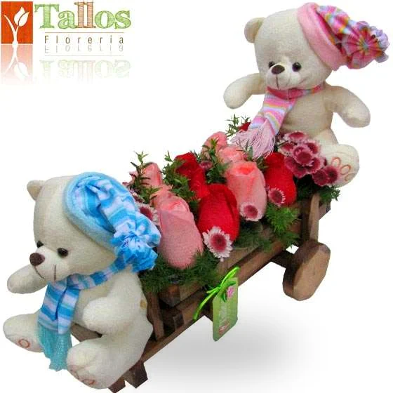 Arreglo floral con rosas rojas y rosadas con peluches en carreta de madera ideal para regalo romántico o cumpleaños con delivery en Lima