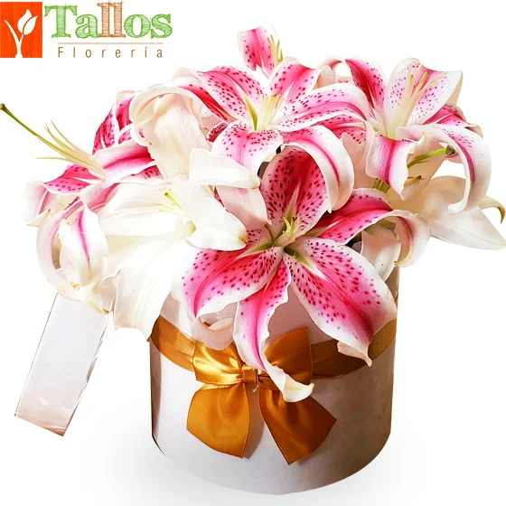 box decorativo blanco con lirios rosados y blancos para regalo con entrega en Lima