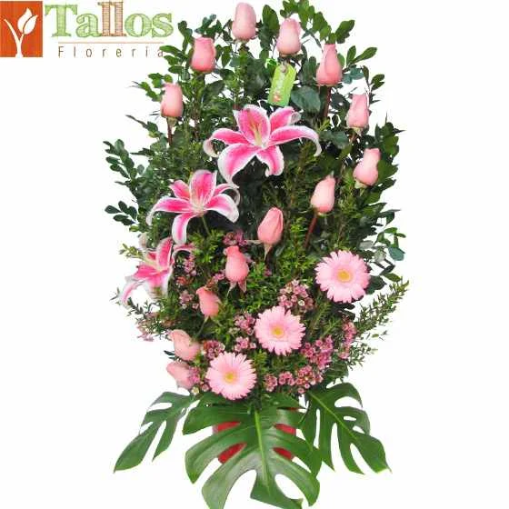 Arreglo floral con rosas rosadas y lirios rosados en base de cerámica ideal para regalo elegante por cumpleaños aniversario o cualquier ocasión con entrega a domicilio en Lima