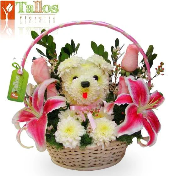 arreglo floral en canasta con cachorrita de flores y lirios para regalo de amor o amistad con entrega en Lima