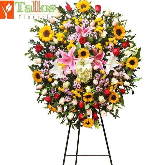 Arreglo floral para eventos con rosas de diferentes colores girasoles y lirios elegante y colorido ideal para decoración con delivery en Lima