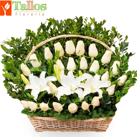 arreglo floral con abundantes rosas blancas en canasta para regalo delivery de flores en Lima