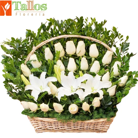 arreglo floral con abundantes rosas blancas en canasta para regalo delivery de flores en Lima