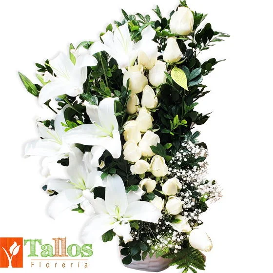 Arreglo floral en base de cerámica blanca con rosas blancas y lirios en forma de media luna para eventos elegante ideal para decoración con entrega en Lima