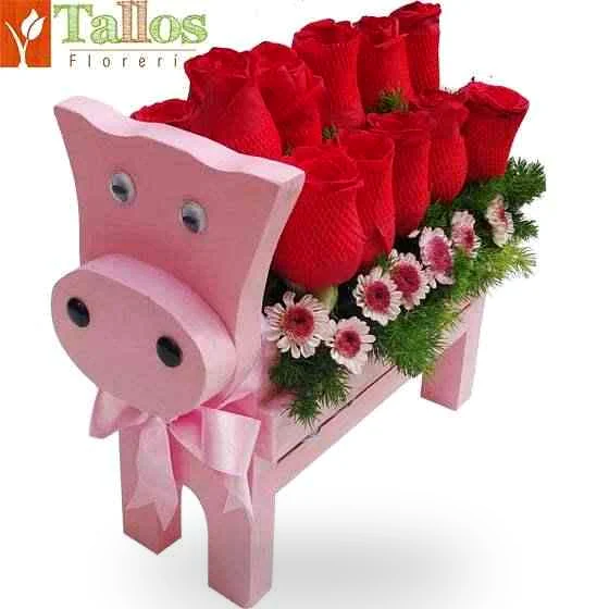 arreglo floral con rosas rojas en base con forma de chanchito para regalo con entrega en Lima