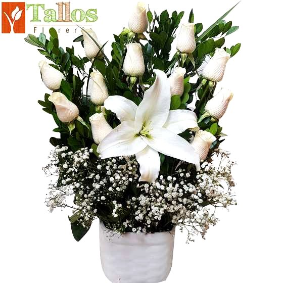 arreglo floral de rosas blancas en florero para velorios delivery de flores en Lima