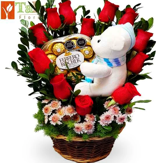 Arreglo floral con rosas rojas peluche y chocolates en canasta ideal para regalo de amor romántico o aniversario con entrega a domicilio en Lima