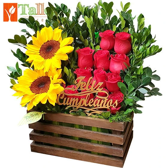 cajón de cumpleaños con flores para regalo especial delivery de flores en Lima