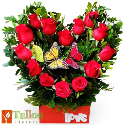 mariposas en corazón de rosas para regalo romántico delivery de flores en Lima