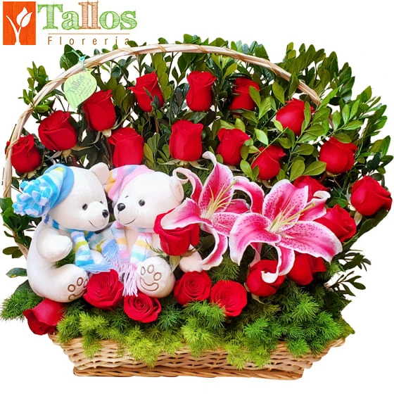 pareja en bosque de rosas para regalo romántico delivery de flores en Lima