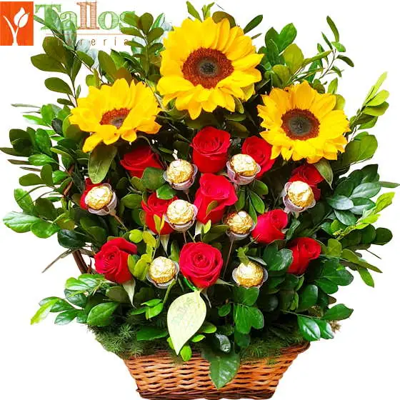 chocolates entre rosas y girasoles para regalo especial delivery de flores en Lima