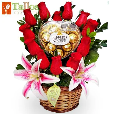 Arreglo floral con rosas rojas y lirios rosados en canasta ideal para regalo de amor romántico o cumpleaños con delivery en Lima