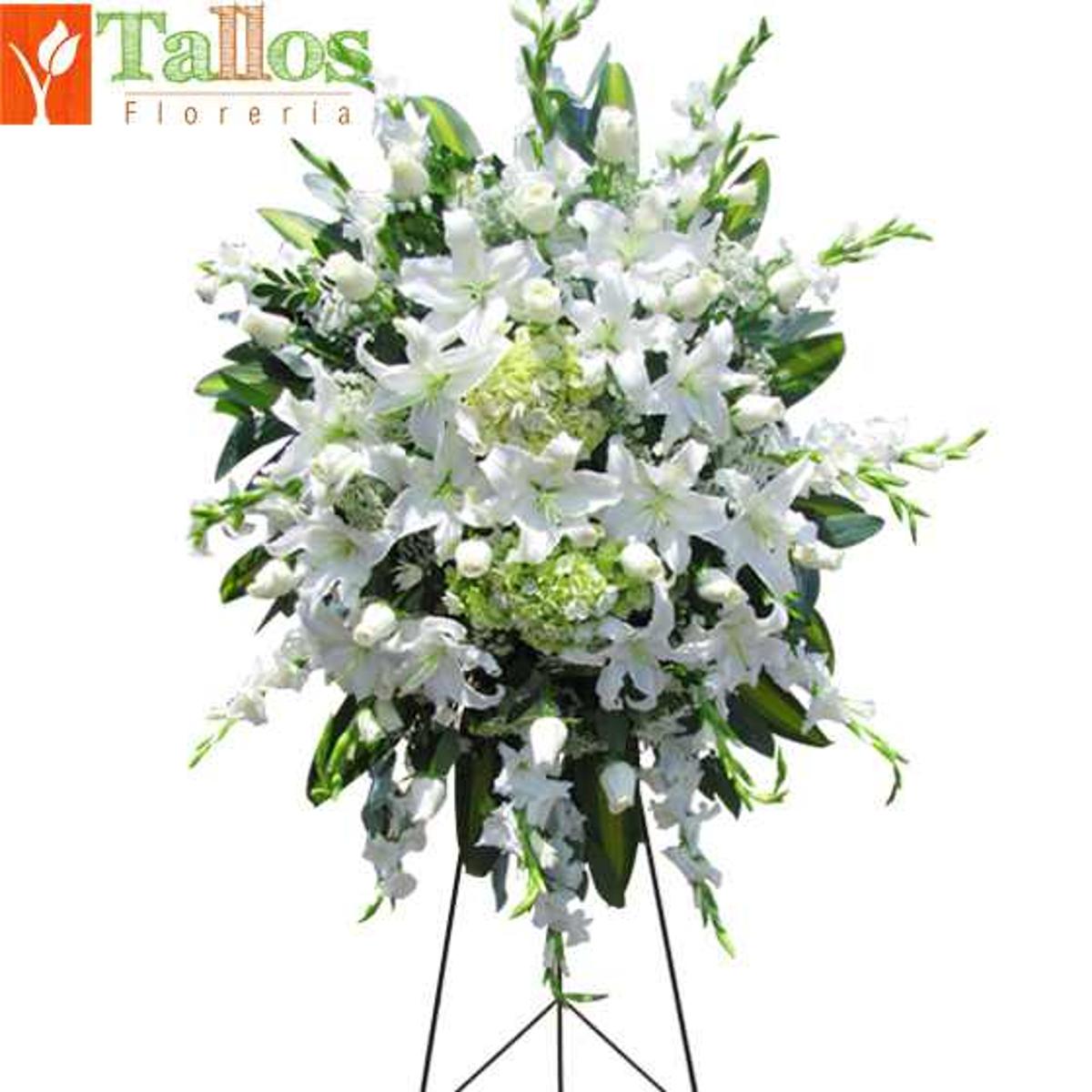 Arreglo floral de condolencias con rosas blancas y lirios blancos para velorios elegante y sobrio con delivery en Lima