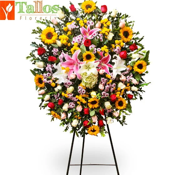 Arreglo floral de condolencias con rosas de diferentes colores girasoles y lirios para velorios elegante y respetuoso con delivery en Lima