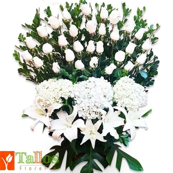 arreglo floral fúnebre con lirios y hortensias para velorio y condolencias con entrega en Lima