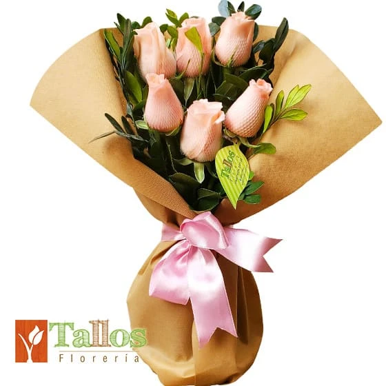 rosas rosadas en florero para regalar arreglo floral elegante con delivery de flores en Lima