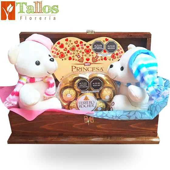 Arreglo con peluches y chocolates en baúl de madera ideal para regalo de amor romántico o aniversario con entrega a domicilio en Lima